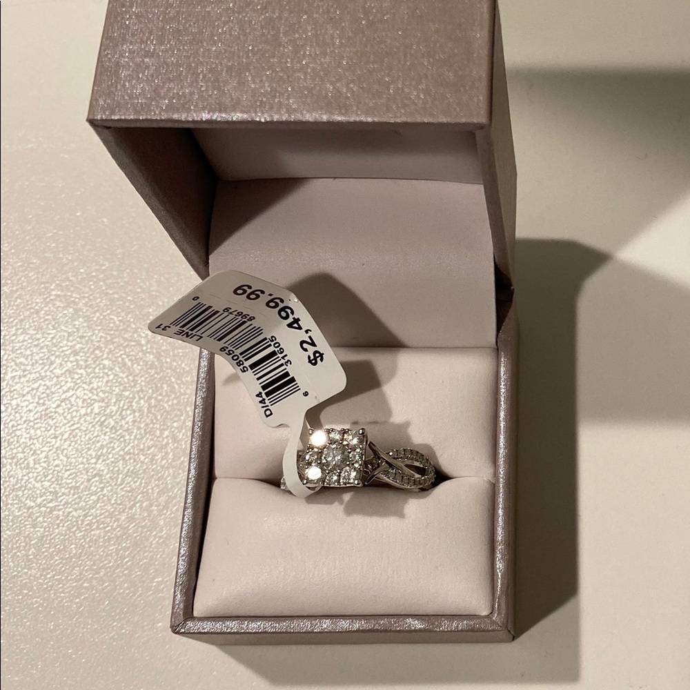 New 10 K diamond ring